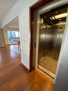 an empty elevator in a room with a wooden floor at Apartamento Vista al Mar in Lima