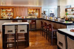 Lounge nebo bar v ubytování London Marriott Hotel Canary Wharf
