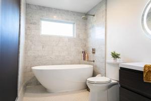 Fotografie z fotogalerie ubytování Westside Paso Wine Trail Guest House with firepit, BBQ on lavender farm v destinaci Templeton