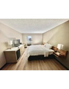 een hotelkamer met een bed en een televisie bij Super 8 by Wyndham Blythe in Blythe