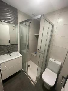 Un baño con ducha, inodoro y lavabo. en Casa Bia Plus, en Elche