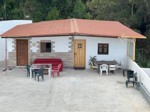 een huis met een rood dak met tafels en stoelen bij Casa Elsa Ceuta in Ceuta