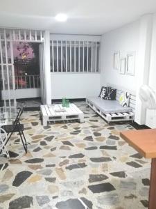- un salon avec un canapé et un tapis dans l'établissement Apartamento en Pereira sobre la avenida principal de la ciudad 203, à Pereira