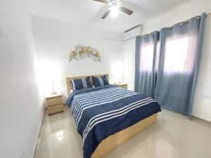 - une chambre avec un lit et un ventilateur de plafond dans l'établissement Chelsie 3 vista piscina, à Bayahibe