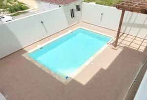 uma piscina no telhado de uma casa em Chelsie 3 vista piscina em Bayahibe