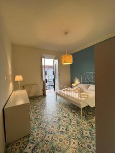 een slaapkamer met een bed en een tafel met een lamp bij Elisabeth Suite Apartment in Terracina