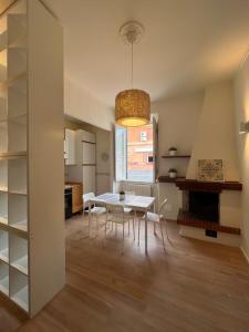 een keuken en eetkamer met een tafel en stoelen bij Elisabeth Suite Apartment in Terracina