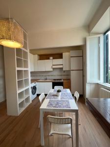 een keuken met een tafel en stoelen in een kamer bij Elisabeth Suite Apartment in Terracina +29 foto's