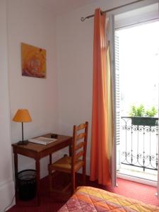 - une chambre avec un bureau, un lit et une fenêtre dans l'établissement Hotel Le Jacquemart, à Dijon