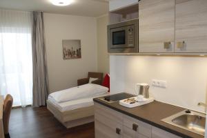 Kuhinja ili čajna kuhinja u objektu Prime 20 Serviced Apartments