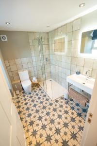 La salle de bains est pourvue d'une douche, de toilettes et d'un lavabo. dans l'établissement Tryfan - Snowdonia, North Wales, à Bethesda