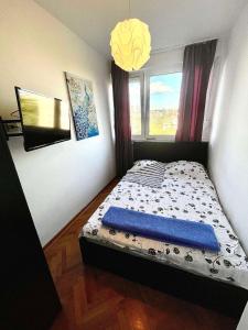 - une petite chambre avec un lit et une fenêtre dans l'établissement Like home2, à Belgrade