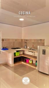 eine Küche mit Kühlschrank in einem Zimmer in der Unterkunft Cabaña Privada o Casa Privada Tana in Prado