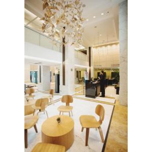 a lobby with tables and chairs and a chandelier at Flat Super Luxo Verbo Divino in São Paulo