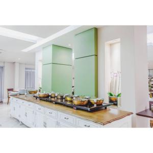 a large kitchen with many bowls on a counter at Flat Super Luxo Verbo Divino in Sao Paulo
