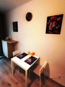 stół i krzesła w salonie ze stołem i stołem w obiekcie small beauty place w Warszawie