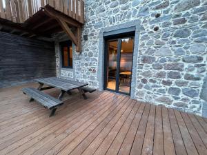 Fotografie z fotogalerie ubytování Gite Roche Des Ducs avec Piscine toute l'année, Spa, Sauna, Hammam v destinaci Rochesson