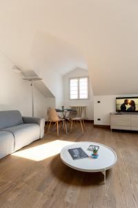 sala de estar con sofá y mesa en Maison One nel centro di Milano, en Milán