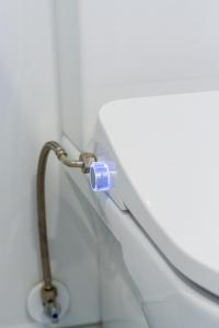 una manguera de agua conectada a un baño en Vibrant City Abode - 2 bed 2 bath, en Christchurch