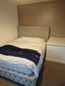 Łóżko lub łóżka w pokoju w obiekcie 3 bed house in Dewsbury West Yorkshire