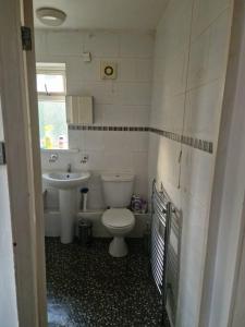 a bathroom with a toilet and a sink at 3 bed house in Dewsbury West Yorkshire in Dewsbury