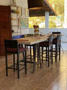 uma mesa de jantar e cadeiras num quarto em Loft do Sítio São José em Petrópolis