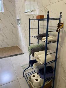a bathroom with a rack of towels and towels at Loft do Sítio São José in Petrópolis
