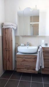 a bathroom with a sink and a mirror at Ferienwohnung Evi's Herzallerliebst in Brilon