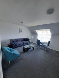 River View Two Bed Room Luxury Apartment في Thamesmead: غرفة معيشة مع أريكة وطاولة