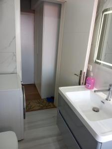 Joni’s apartment in Pogradec - Image 10