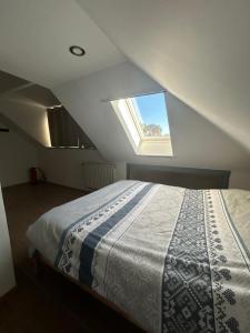 een slaapkamer met een bed en een raam op de zolder bij Elegance & Comfort Brand New Apartment near to Atomium in Brussel