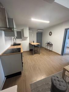 uma cozinha e sala de estar com mesa e cadeiras em Elegance & Comfort Brand New Apartment near to Atomium em Bruxelas