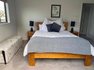 1 dormitorio con 1 cama grande y 2 lámparas en HotelSuse, en Napier