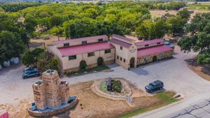 フレデリックスバーグにあるPecan Cabinの大きな建物の空中を望む