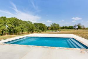 Bazén v ubytování Spacious Wills Point Retreat with Pool and Pond! nebo v jeho okolí