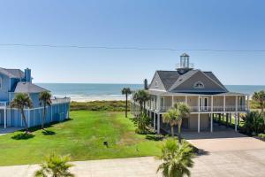 una vista aerea di una casa con l'oceano sullo sfondo di Pet-Friendly Galveston Home with Wraparound Deck a Galveston