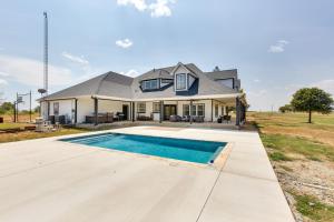 Bazén v ubytování Spacious Wills Point Retreat with Pool and Pond! nebo v jeho okolí