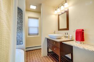 un baño con lavabo y espejo en Scenic Santa Fe Vacation Rental with Views and Hot Tub, en Santa Fe 28 fotos más