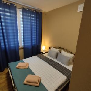 1 dormitorio con 1 cama con 2 toallas en Modern Art Kredytowa-Dzieci do lat 7 nie płacą!, en Varsovia