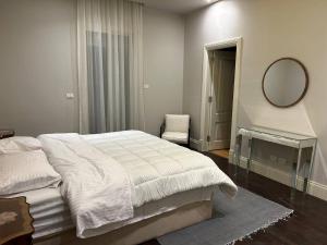 Ένα ή περισσότερα κρεβάτια σε δωμάτιο στο Charming luxurious 2 bedroom apartment in zamalek