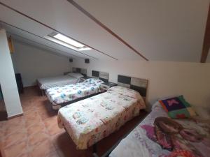 a room with four beds in a room at Casa rural Labrador a 9k de Monfragüe in Torrejón el Rubio