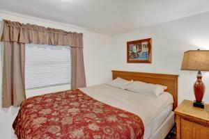 um quarto com uma cama e uma janela em Fig Cabin em Fredericksburg