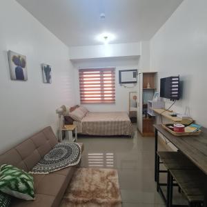 Posezení v ubytování HOMELY @ Green 2 Residences SMDC DLSUMC