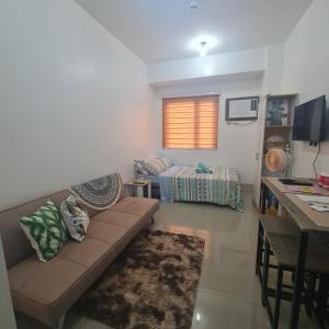 TV a/nebo společenská místnost v ubytování HOMELY @ Green 2 Residences SMDC DLSUMC