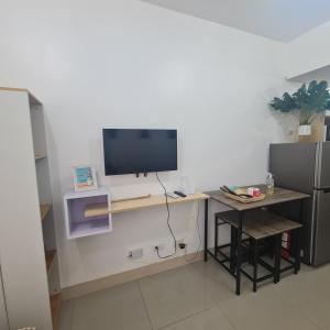 TV a/nebo společenská místnost v ubytování HOMELY @ Green 2 Residences SMDC DLSUMC