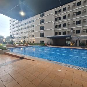 Swimmingpoolen hos eller tæt på HOMELY @ Green 2 Residences SMDC DLSUMC