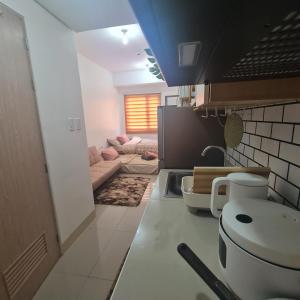 Η κουζίνα ή μικρή κουζίνα στο HOMELY @ Green 2 Residences SMDC DLSUMC