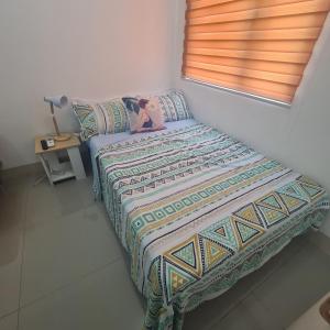Postel nebo postele na pokoji v ubytování HOMELY @ Green 2 Residences SMDC DLSUMC