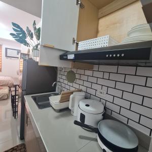 Kuchyň nebo kuchyňský kout v ubytování HOMELY @ Green 2 Residences SMDC DLSUMC