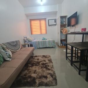 TV a/nebo společenská místnost v ubytování HOMELY @ Green 2 Residences SMDC DLSUMC